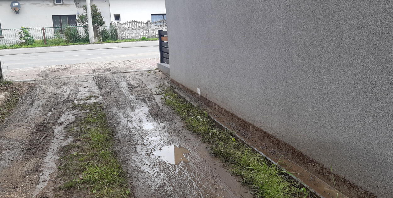  - Przy większych deszczach zalewa nam posesje, straty są spore – denerwuje się mieszkaniec ul. Pyskowickiej w Tarnowskich Górach. Fot. Archiwum czytelnika