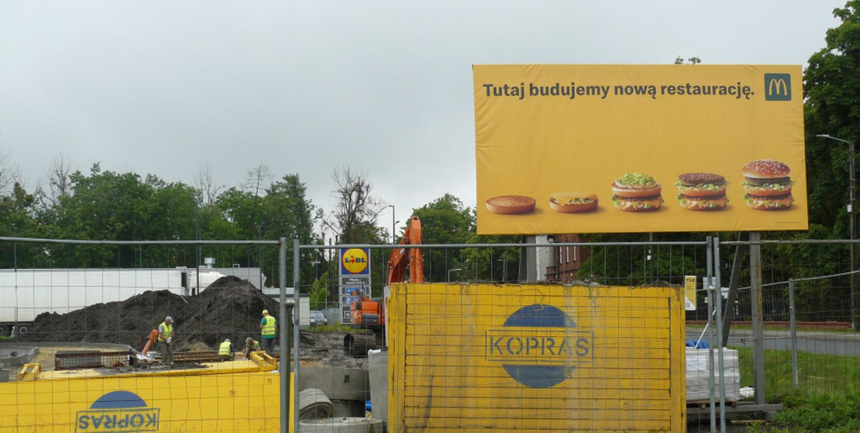 Budowa prowadzona jest między marketem Lidl a stacją paliw w Świerklańcu. Fot. Agnieszka Reczkin
