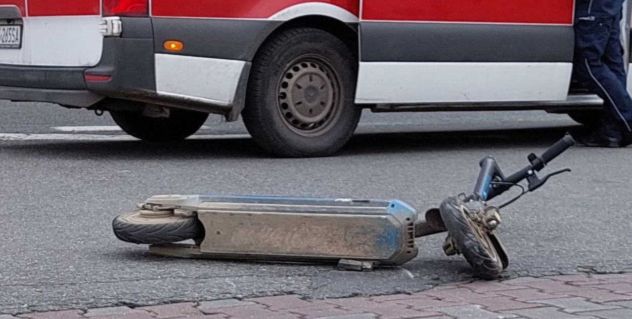  Młody mężczyzna jechał na hulajnodze elektrycznej, nie dostosował prędkości do warunków panujących na drodze, wjechał w wyrwę i wywrócił się. Zdjęcie poglądowe. Fot. Archiwum Gwarka