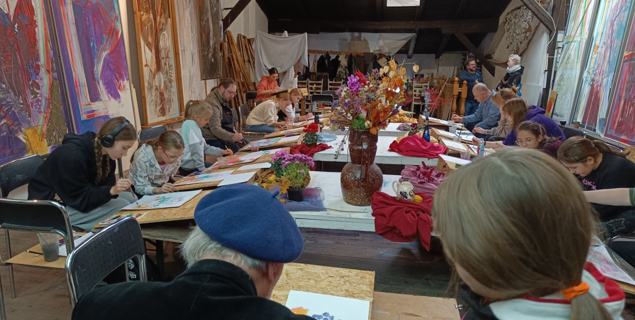 O godz. 16 zaplanowano wernisaż wystawy prac uczniów szkoły rysunku i malarstwa pracowni Pod-Nad. Fot. Galeria Pod-Nad