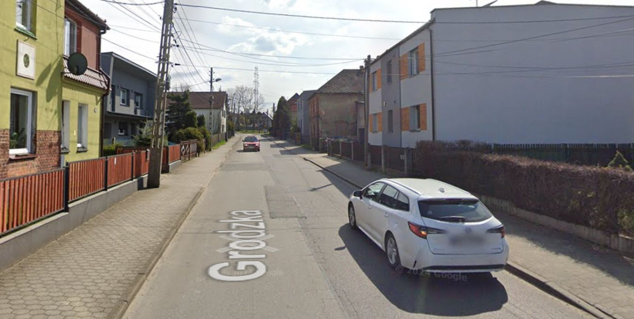 Paweł Sienko, radny rady miejskiej w Tarnowskich Górach interweniował w sprawie nadmiernej prędkości i ruchu ciężarówek na ulicy Grodzkiej w Tarnowskich Górach. Fot. Google Maps