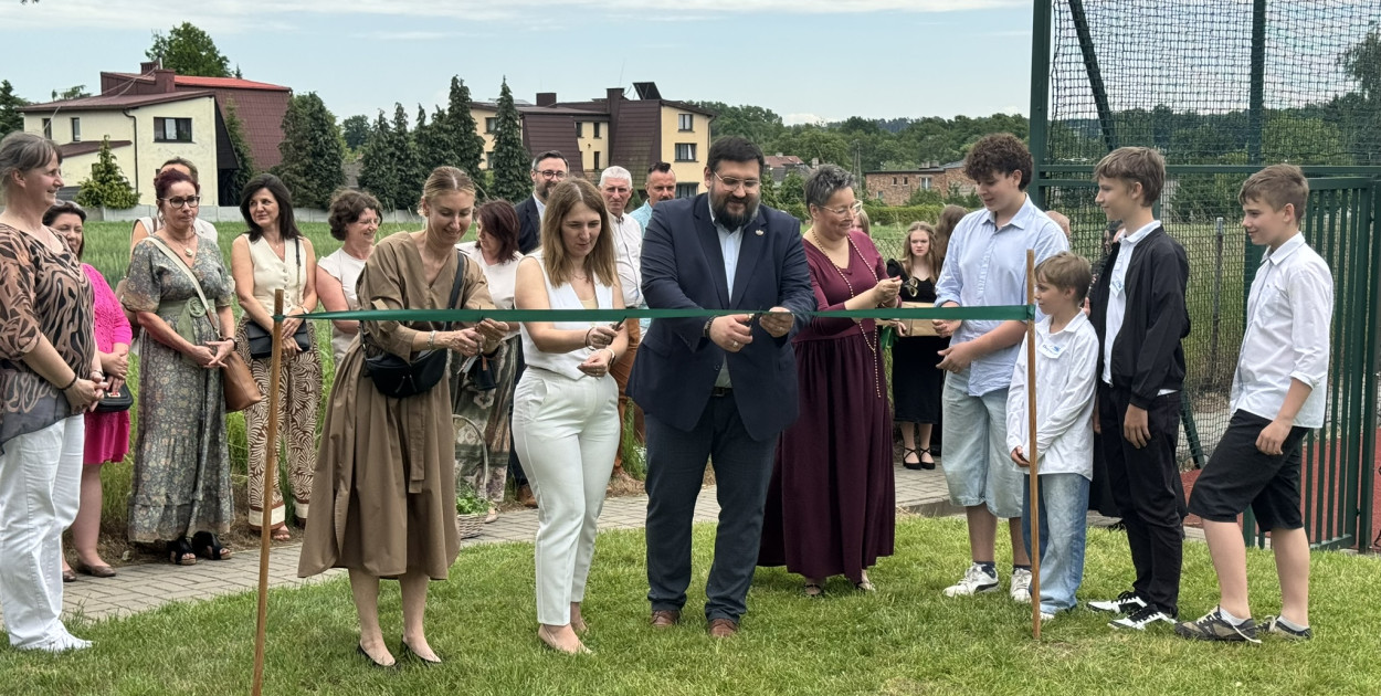 W szkole w Zbrosławicach wstęgę przecięli m.in. wójt Katarzyna Zyga i rzecznik prasowy WFOŚiGW Karol Majewski. Fot. UG Zbrosławice