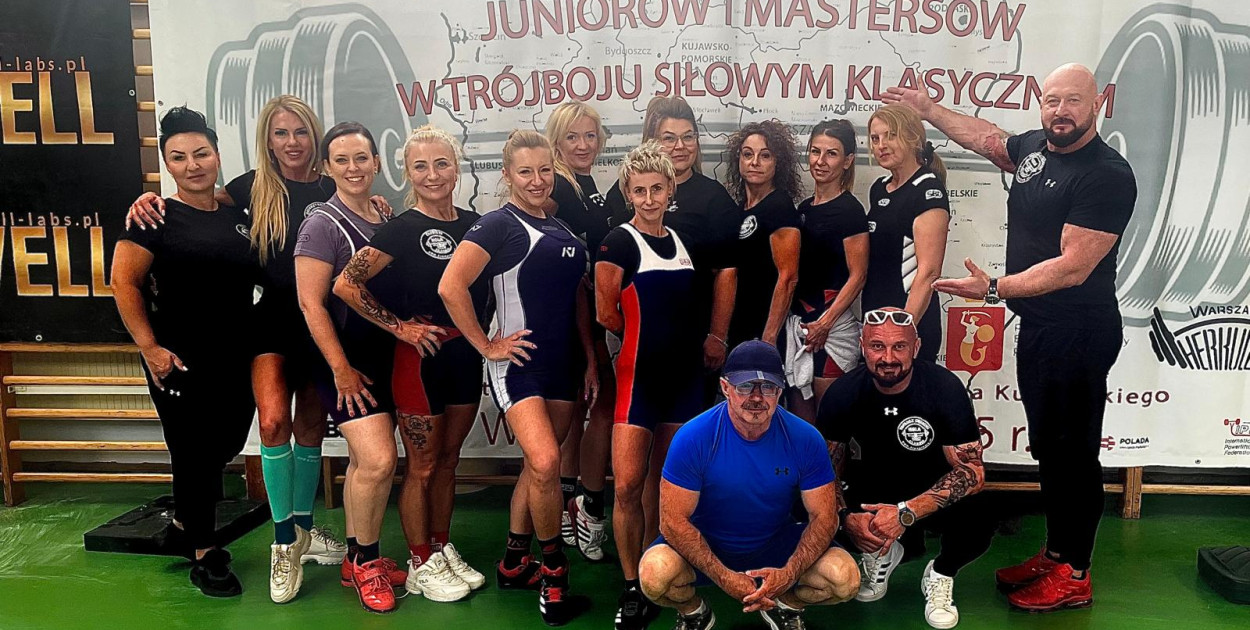 Znakomity występ zawodników Kola Team Classic z Tarnowskich Gór podczas Mistrzostw Polski w klasycznym trójboju siłowym. Fot.  Kola Team Classic