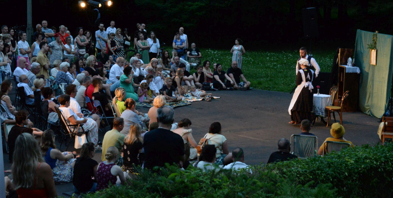 W ubiegłym roku Teatralne Parkowanie otworzył spektakl grupy Niespasowani. W tym roku będzie podobnie. Fot.  Jarosław Myśliwski