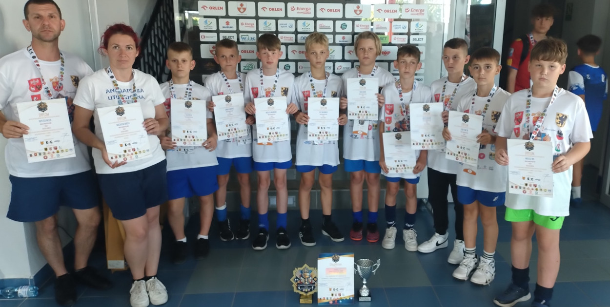 Drużyna ministrantów z parafii Narodzenia Najświętszej Maryi Panny w Żyglinie wraz z Magdą Bartelą i trenerem Krzysztofem Musikiem. Fot. Archiwum drużyny 