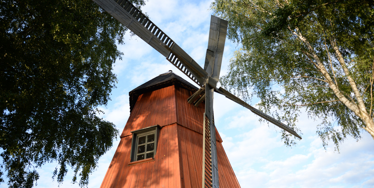 Kalety zapraszają na Plenerowe Kino Letnie w Zielonej. Na leżakach z wiatrakiem w tle. Fot. Jarosław Myśliwski