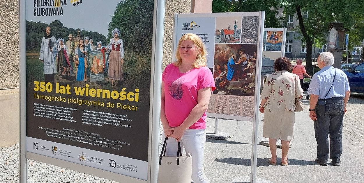 Wystawa, pięć dwustronnych plansz, przypomina o dramatycznych wydarzeniach z XVII wieku, kiedy Tarnowskie Góry nawiedziła fala śmiercionośnej zarazy. Fot. Jarosław Myśliwski