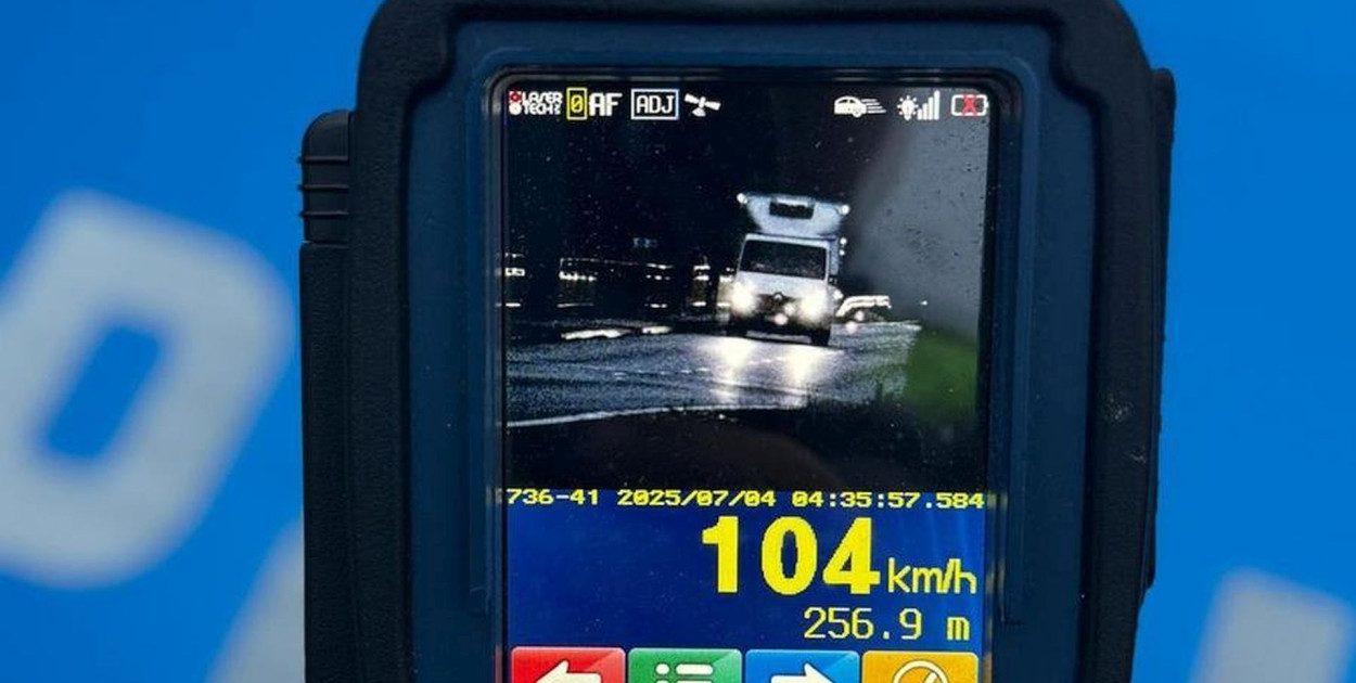 W Tarnowskich Górach policja zatrzymała kierowcę dostawczaka z powiatu lublinieckiego. Mężczyzna nie zważał na ograniczenia — w terenie zabudowanym pędził aż 104 km/h! 