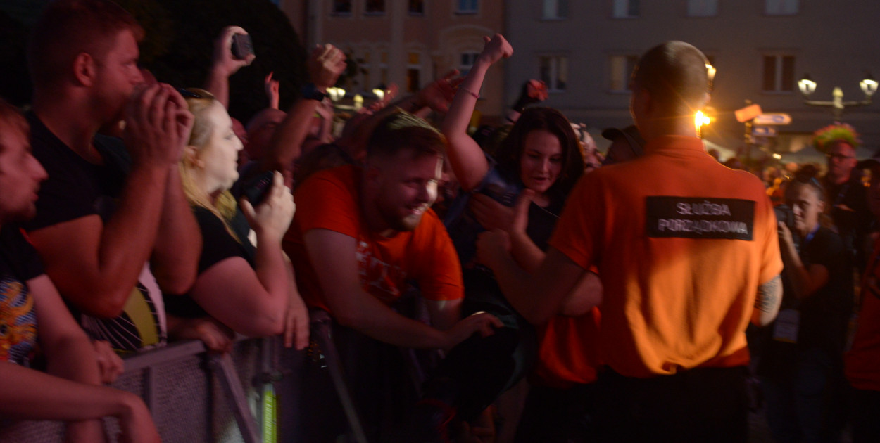 Gwarki 2024. Próba przeskoczenia barierek pod sceną w czasie koncertu zespołu Kult. Fot. Jarosław Myśliwski