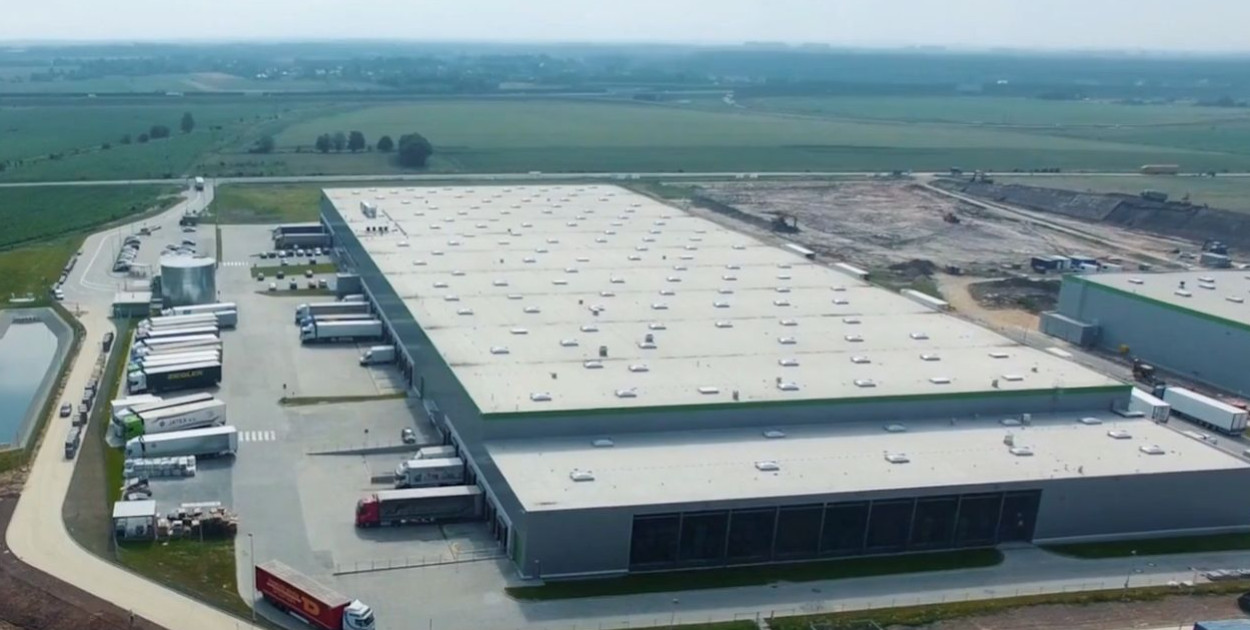 Dzisiaj w nocy doszło do pożaru  w centrum logistycznym sieci Żabka w Szałszy (gmina Zbrosławice). Fot. Archiwum Gwarka