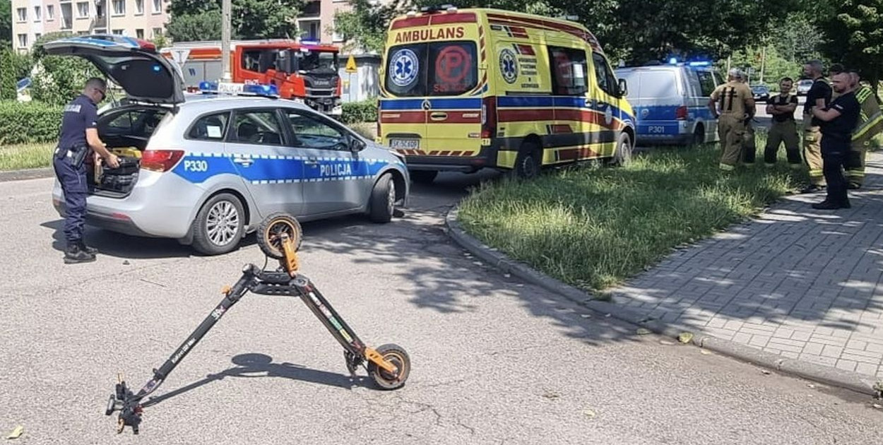 Policja z Tarnowskich Gór ustaliła przebieg wypadku, do którego doszło w Strzybnicy. Jadący hulajnogą nastolatek został potrącony przez samochód. Fot. Policja Tarnowskie Góry