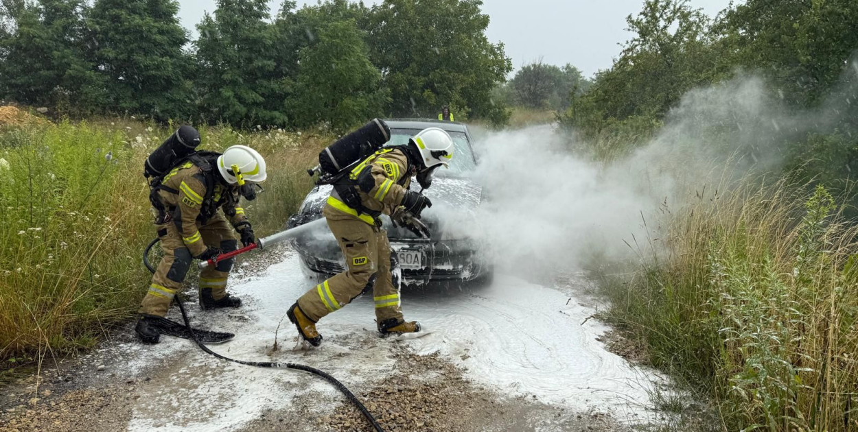 W zgłoszeniu była mowa o pożarze samochodu na ul. Frezji w Nakle Śląskim. Fot. OSP Nakło Śląskie