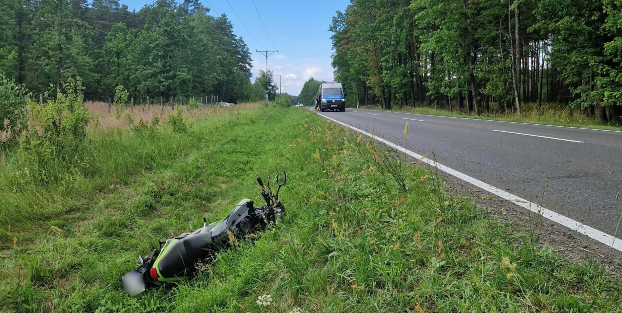 Dziś ok. godz. 15 na DW 908 pomiędzy Kaletami a Piaskiem w powiecie lublinieckim doszło do zdarzenia drogowego. Fot. Archiwum policji