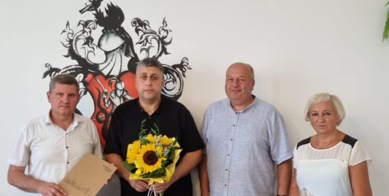 Aramowi Kotandzhianowi za bohaterską postawę podziękowali przedstawiciele władz miasta. Fot. Archiwum UM Miasteczko Śląskie