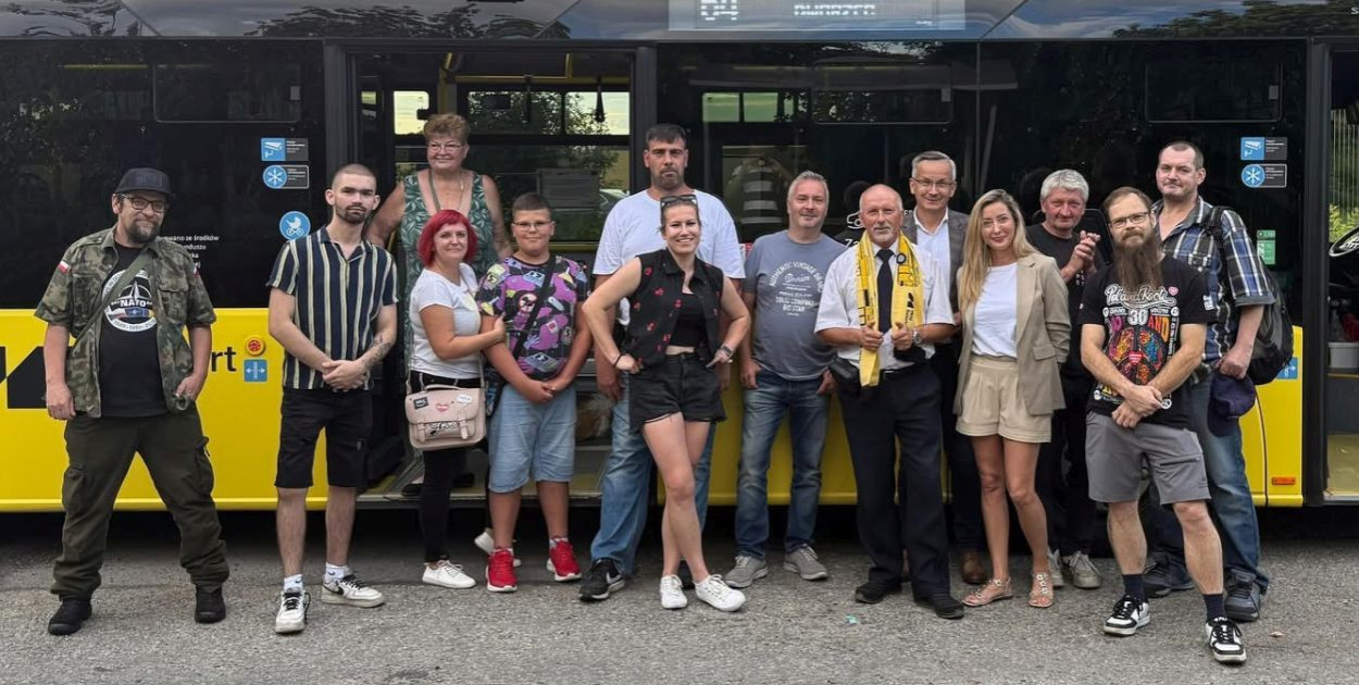 Tarnowskie Góry. Po trzech dekadach pracy jako kierowca autobusowy Mariusz Zioło oficjalnie zakończył swoją karierę zawodową w PKM Świerklaniec. Fot. ZTM 