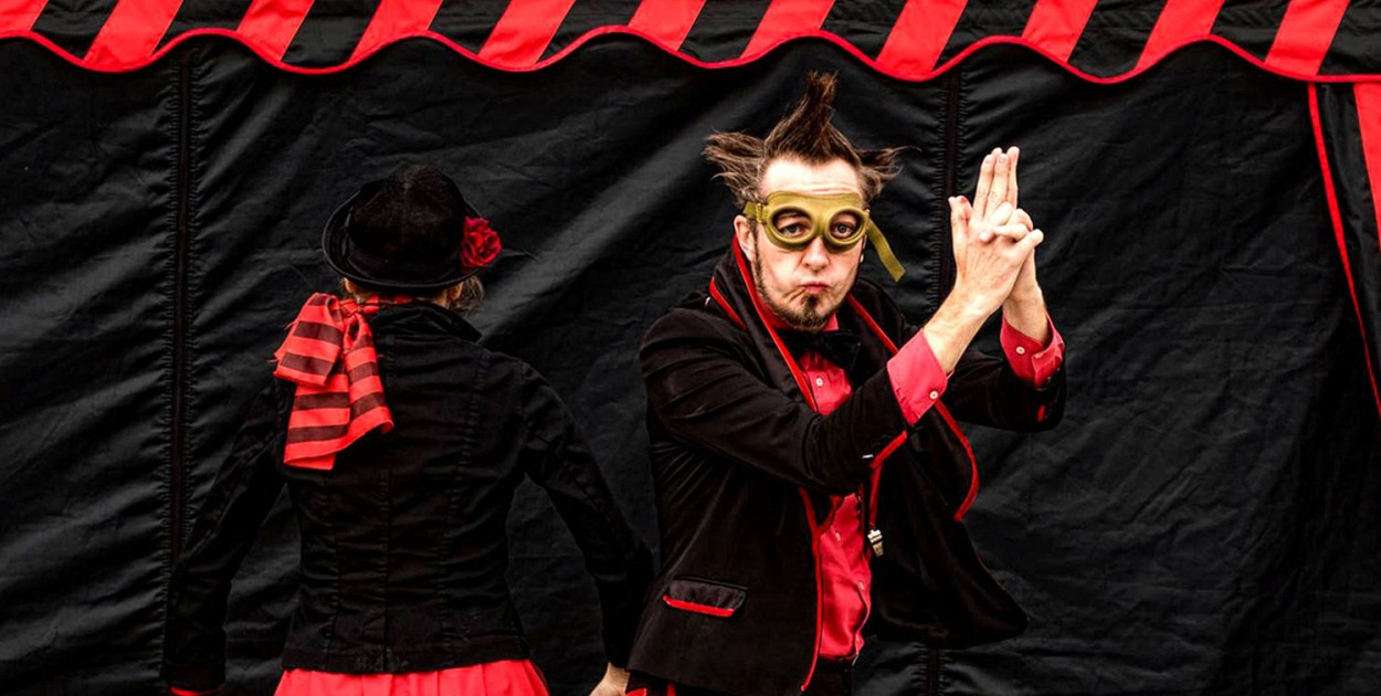 Teatr na Walizkach i spektakl uliczny „Beczka Śmiechu” to kolejna odsłona Teatralnego Parkowania. Fot. Archiwum Teatru na Walizkach