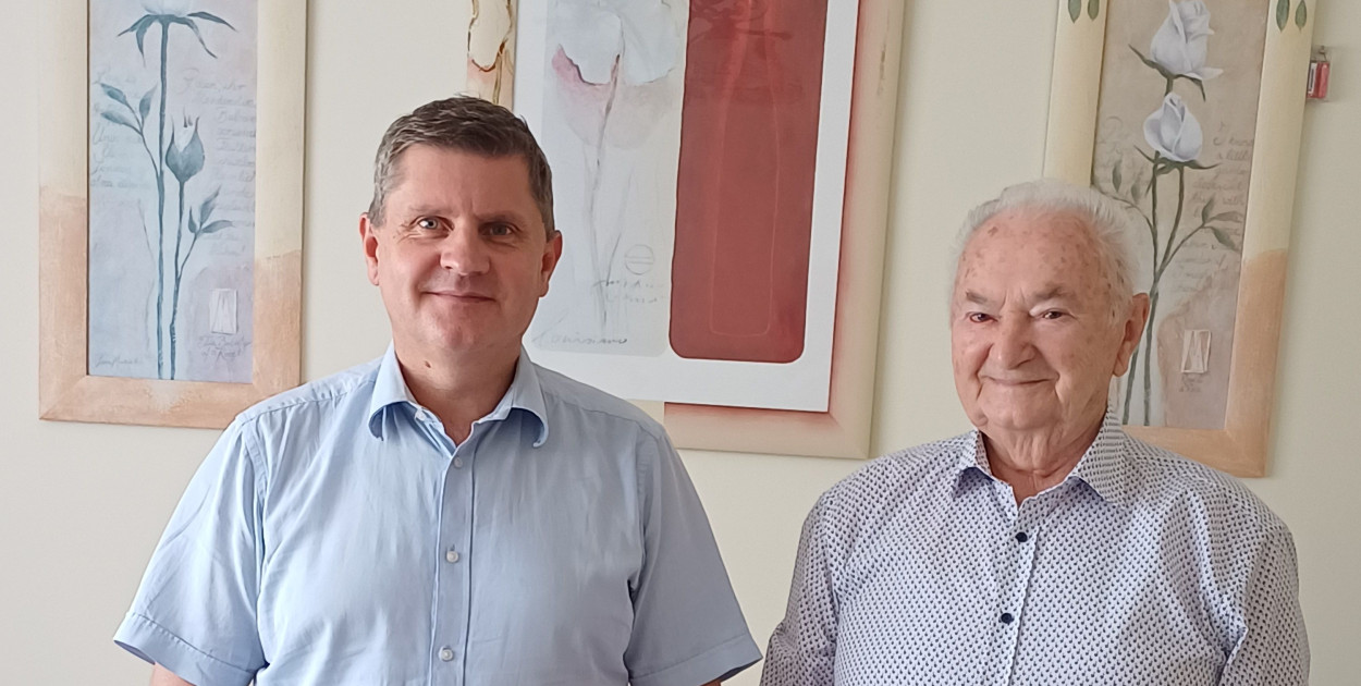 Jubilat z burmistrzem Miasteczka Śląskiego. Fot. Archiwum UM Miasteczko Śląskie