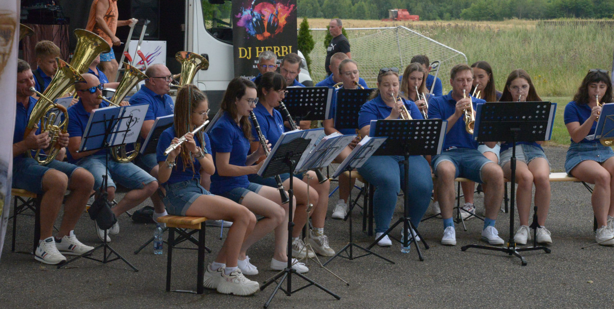 Po południu przy remizie OSP Świniowice odbył się festyn. Wystąpiła m.in. orkiestra dętej z Wielowsi, były atrakcje dla dzieci.  Fot. Jarosław Myśliwski