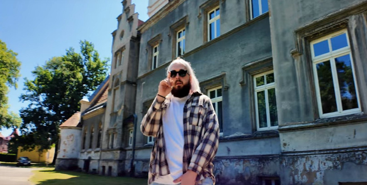 Rapera Molu z Krakowa nagrał teledysk w plenerach Świerklańca i Nakła Śląskiego. 