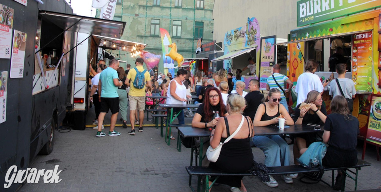 Gwarki. Od kilku lat w czasie imprezy przy ulicach Dolnej, Gliwickiej i Królika zlokalizowana jest strefa gastronomiczna, gdzie głównie znajdują się food trucki. Fot. Alicja Jurasz
