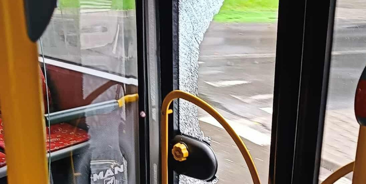 Mężczyzna wybił szybę w autobusie i uciekł. Fot. Archiwum PKM