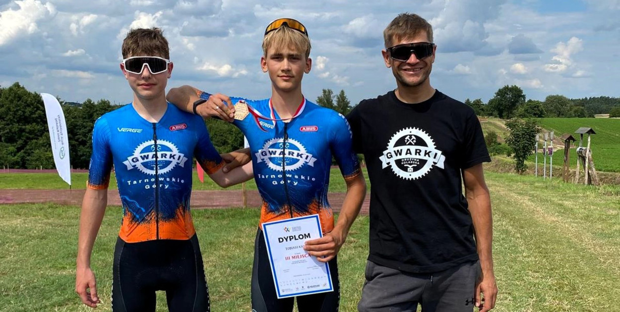 Zawodnicy Drużyny Kolarskiej Gwarki osiągnęli znaczący wynik podczas XXXI Ogólnopolskiej Olimpiady Młodzieży w Sportach Letnich w Nędzerzewie (gmina Opatówek). Fot. DK Gwarki