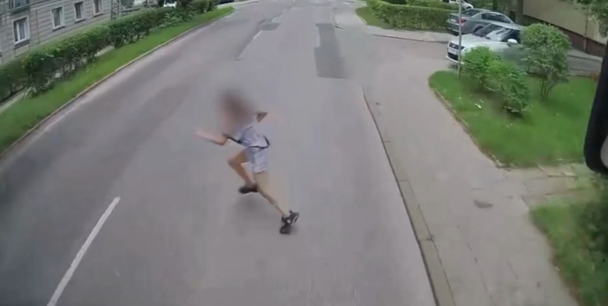 Dziecko wbiegło na ulicę i tylko dzięki błyskawicznej reakcji kierowcy z Tarnowskich Gór sytuacja nie zakończyła się tragicznie. 