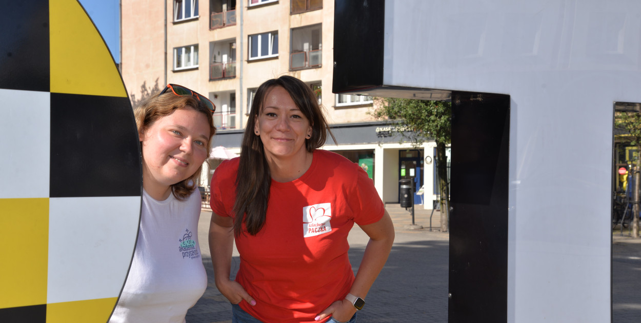 Katarzyna Kowalczyk i Barbara Krupa zachęcają do dołączenia do  tarnogórskiej drużynę do spraw pomagania. Fot. Agnieszka Reczkin