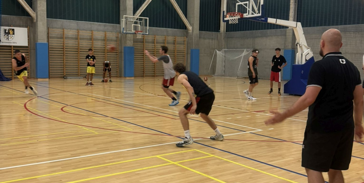 -ligowy zespół koszykarzy GMS Polaris KKS Tarnowskie Góry rozpoczął w treningi przygotowujące do nowego sezonu. Fot. Archiwum KKS