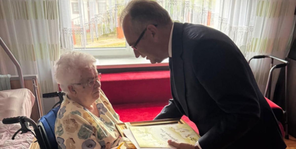 Życzenia jubilatce złożył m.in. burmistrz Gabriel Tobor. Fot. Archiwum UM Radzionków