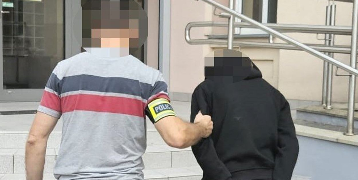 21-latek z Sosnowca został zatrzymany po kradzieży rozbójniczej w markecie przy ul. Parkowej w Świerklańcu. Fot. Policja Tarnowskie Góry