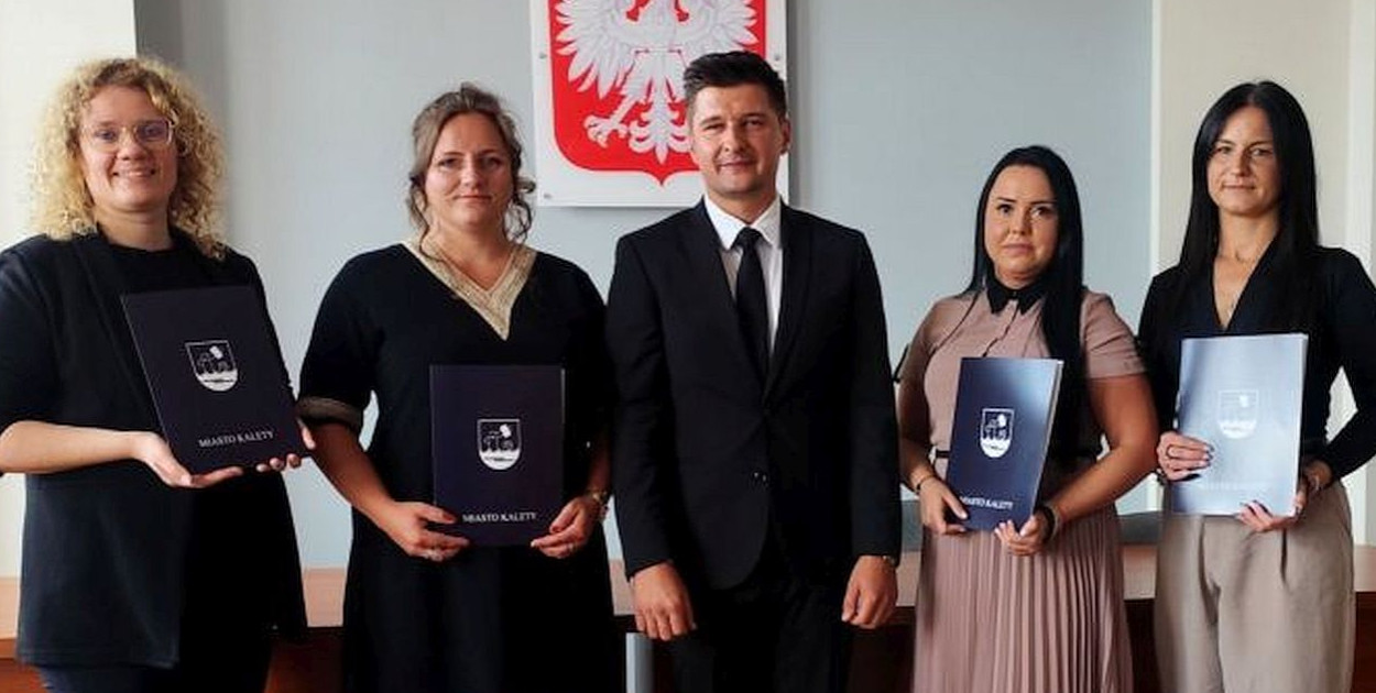 Nowo mianowane nauczycielki Publicznej Szkoły Podstawowej nr 1 w Kaletach – Magdalena Kodura, Marta Kordek, Katarzyna Maleska i Angelika Walczak – złożyły ślubowanie nauczyciela, potwierdzając je własnoręcznym podpisem.