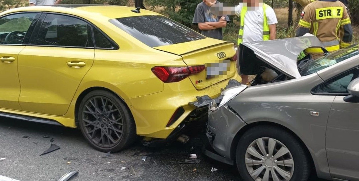 Na DW 908 pomiędzy Kaletami a Miasteczkiem Śląskim doszło do zdarzenia 3 pojazdów. Fot. Policja Tarnowskie Góry