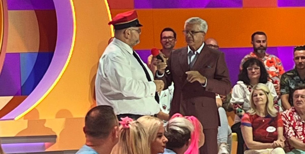 Marcin Wypych wystąpił w stroju dyżurnego ruchu. Wśród publiczności Sandra Kliś. Fot. Archiwum programu