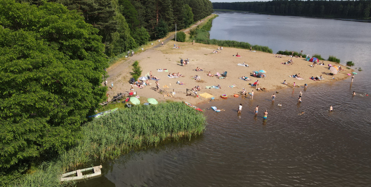 Większy pomost będzie miał długość 80 metrów, ma prowadzić w głąb stawu od czubka półwyspu, na którym znajduje się plaża. Fot. Jarosław Myśliwski