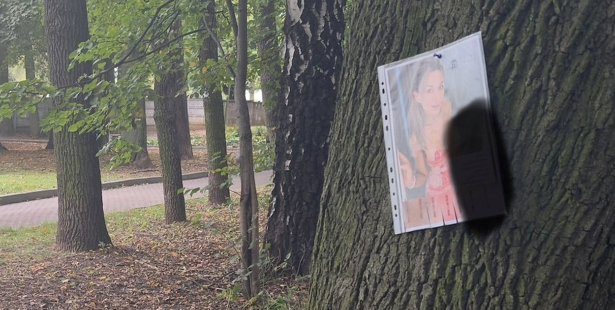 W piątek w Tarnowskich Górach, m.in. w parku Miejskim rozwieszono zdjęcia mieszkanki z uwłaczającym jej napisem i numerem telefonu do jej gabinetu kosmetycznego. Fot. Facebook