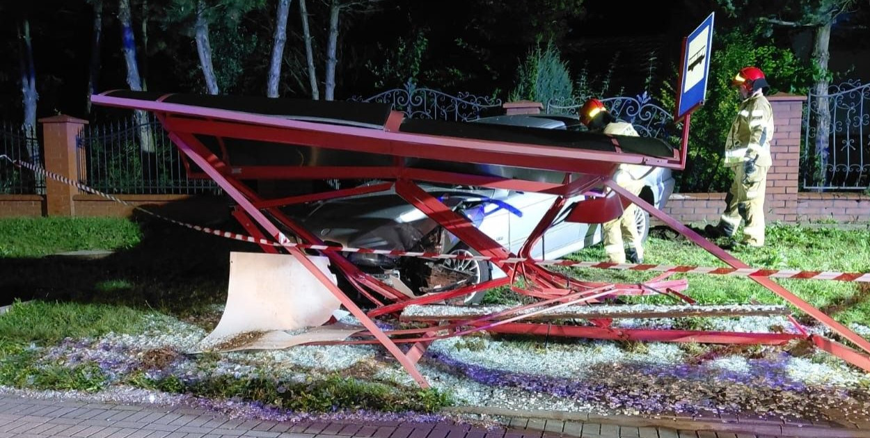 Nocny rajd bmw w Świerklańcu! Auto wbiło się w przystanek i kierowca uciekł. Fot. Policja Tarnowskie Góry