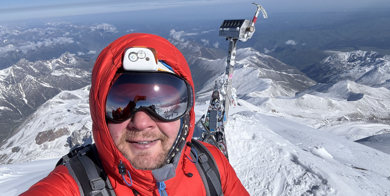Szymon Kodrębski z Tarnowskich Gór pomimo wielu trudności zdołał zrealizować swoje alpinistyczne marzenie. Zdobył Elbrus. Fot. Szymon Kodrębski