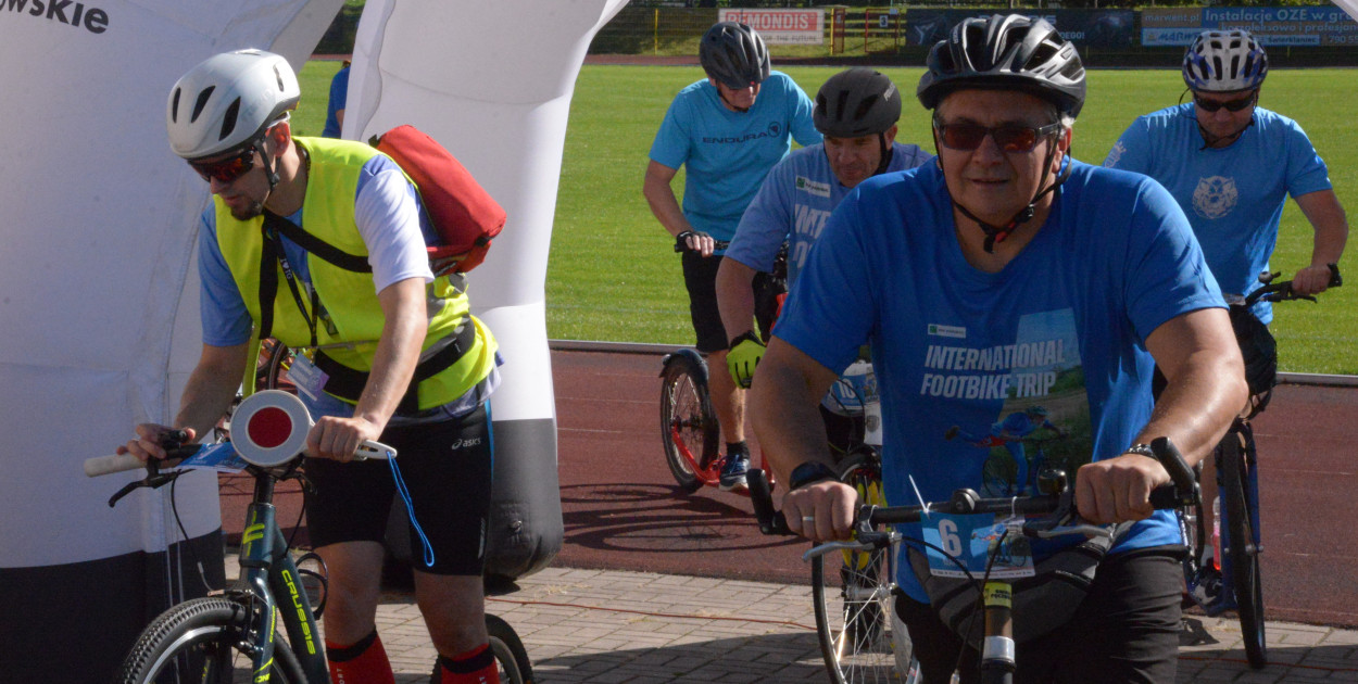 Na 25-kilometrową trasę wyruszyło kilkunastu pasjonatów tych nietypowych pojazdów w ramach International Footbike Trip. Fot. Jarosław Myśliwski