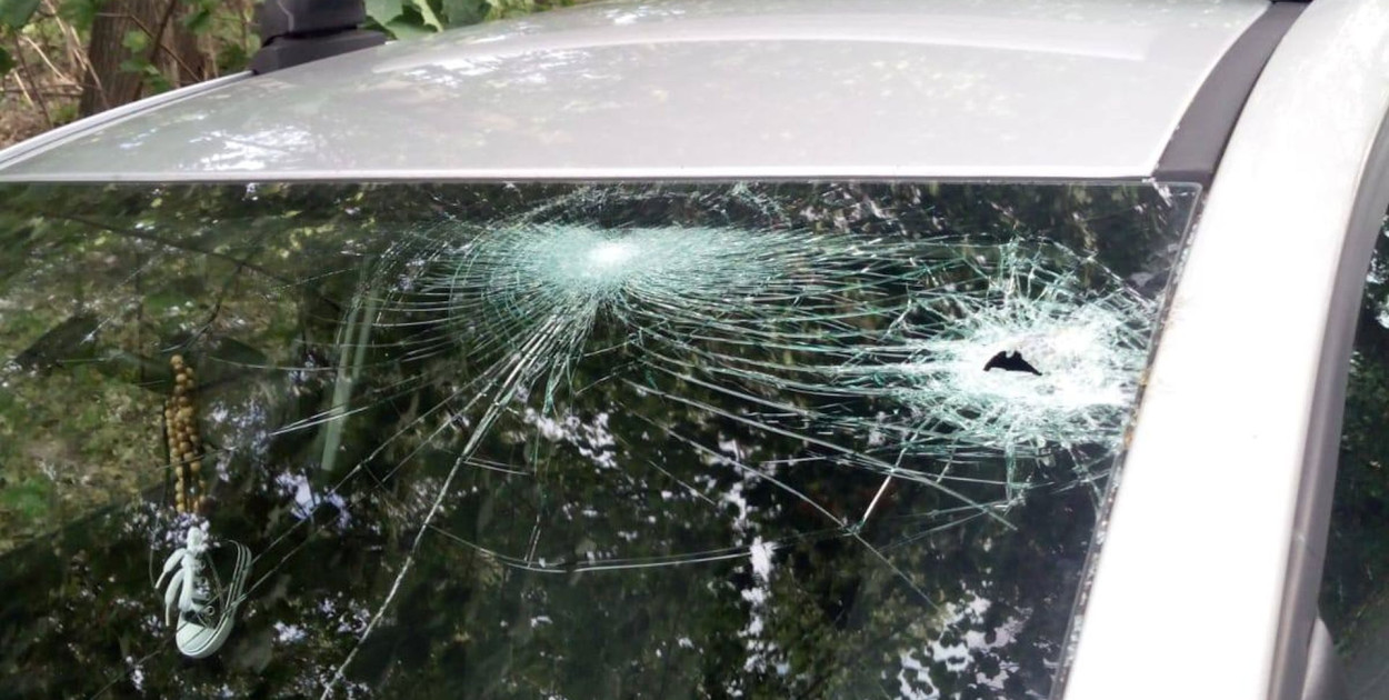 OSP Świętoszowice zostali wezwani do Przezchlebia, gdzie na ul. Mikulczyckiej gałąź spadła na samochód osobowy. Fot. OSP Świętoszowice