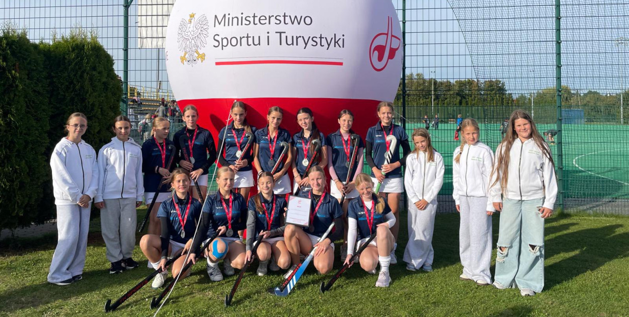 Srebrna drużyna hokeistek z Miasteczka Śląskiego. Fot. Polski Związek Hokeja na Trawie