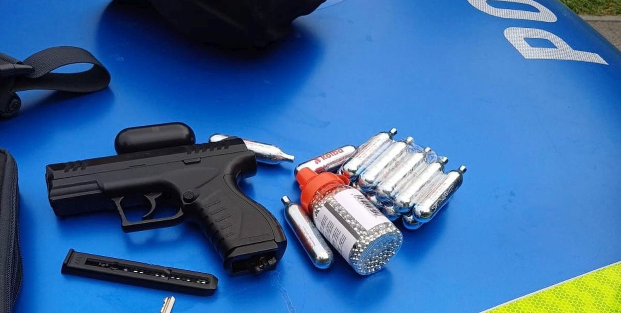 Przy mężczyźnie policjanci znaleźli broń pneumatyczną.  Fot. Policja Tarnowskie Góry