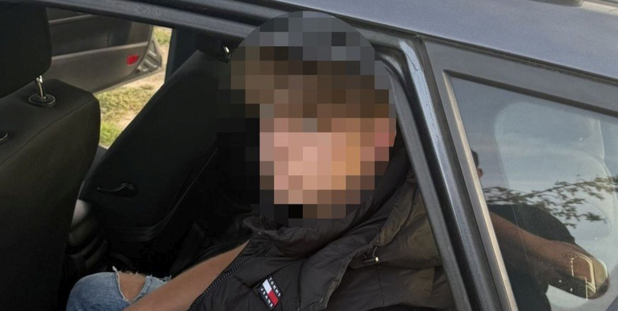 Policjanci zwrócili uwagę na 18-letniego mieszkańca Tarnowskich Gór. Podczas kontroli ujawnili przy nim duży pojemnik gazu pieprzowego. Fot. Policja Tarnowskie Góry