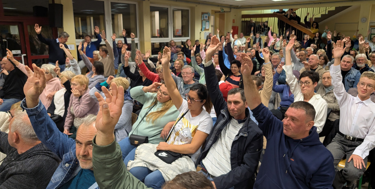 Głosowanie podczas zebrania wiejskiego. Mieszkńcy nie ehcą farm fotowoltaicznych w Kamieńcu. Fot. Elżbieta Kulińska