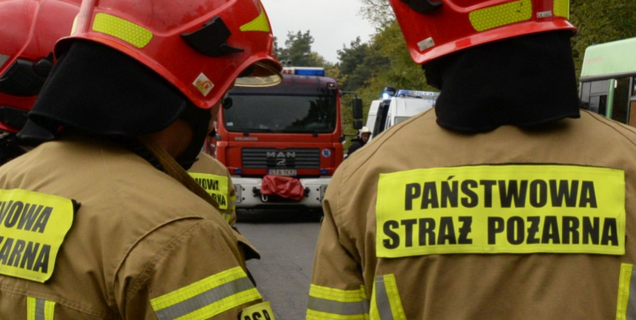 Strażacy wraz z ratownikami medycznymi prowadzili akcję ratowniczą mieszkańca Wieszowy (gmina Zbrosławice), u którego doszło do nagłego zatrzymania krążenia. Zdjęcie poglądowe. Fot. Gwarek