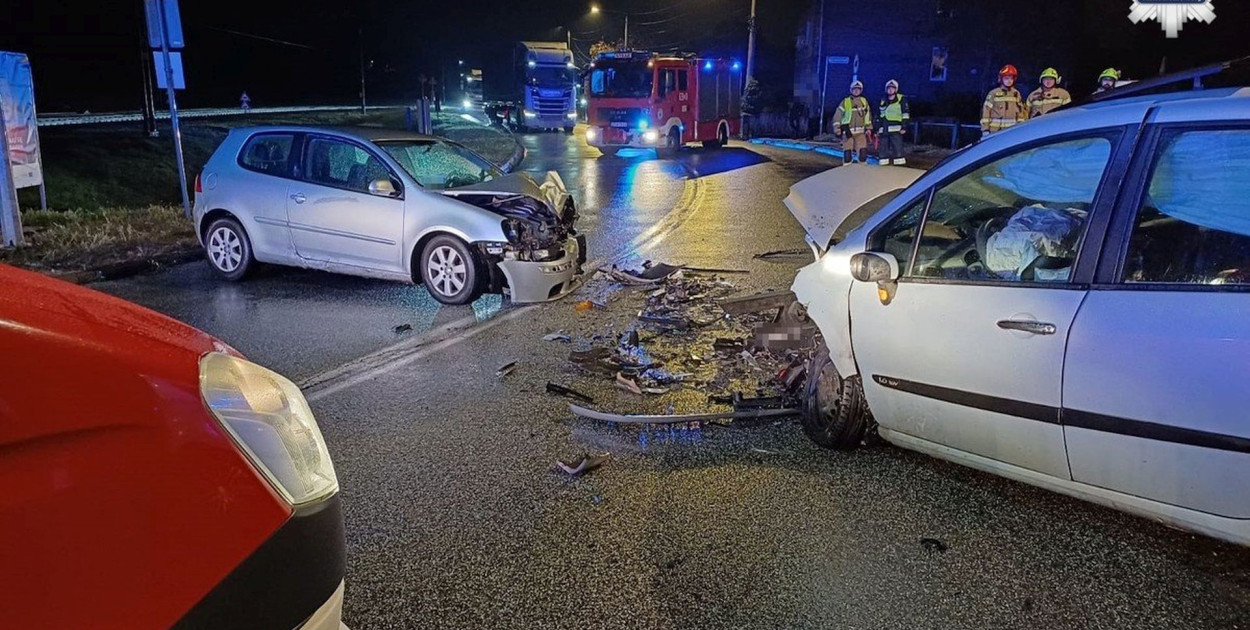 Zgłoszenie o kolizji dwóch samochodów osobowych na ulicy Zagórskiej w Tarnowskich Górach wpłynęło do służb wczoraj po godzinie 22:00. Fot. Policja Tarnowskie Góry