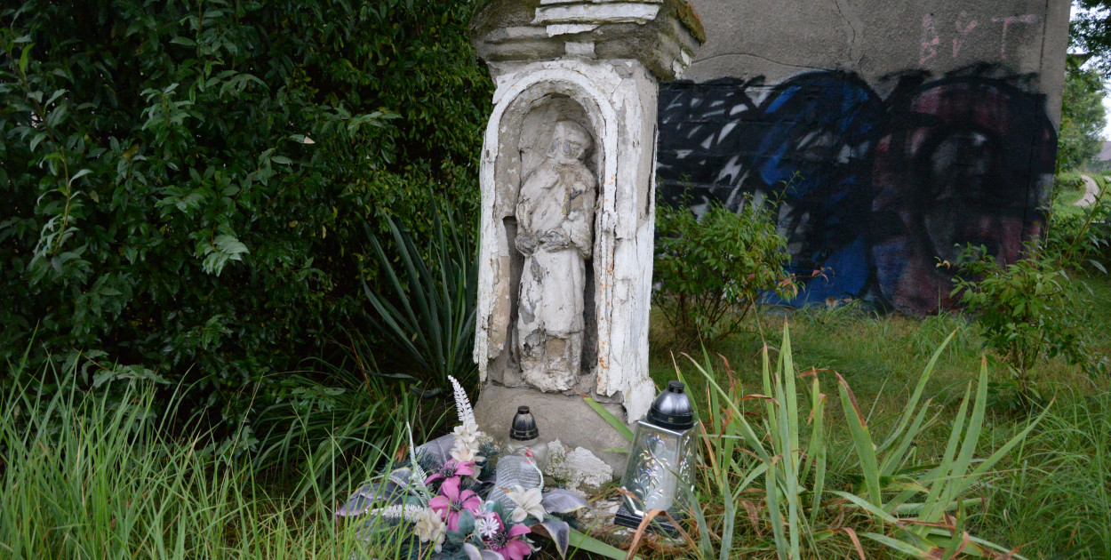 Niszczeje zabytkowy krzyż, który Urząd Miejski w Tarnowskich Górach sprzedał deweloperowi wraz z nieruchomością w Reptach Śląskich. Radny Bartosz Śnietka pyta, co dalej z ważnym dla lokalnej społeczności zabytkiem.  Fot. Jarosław Myśliwski