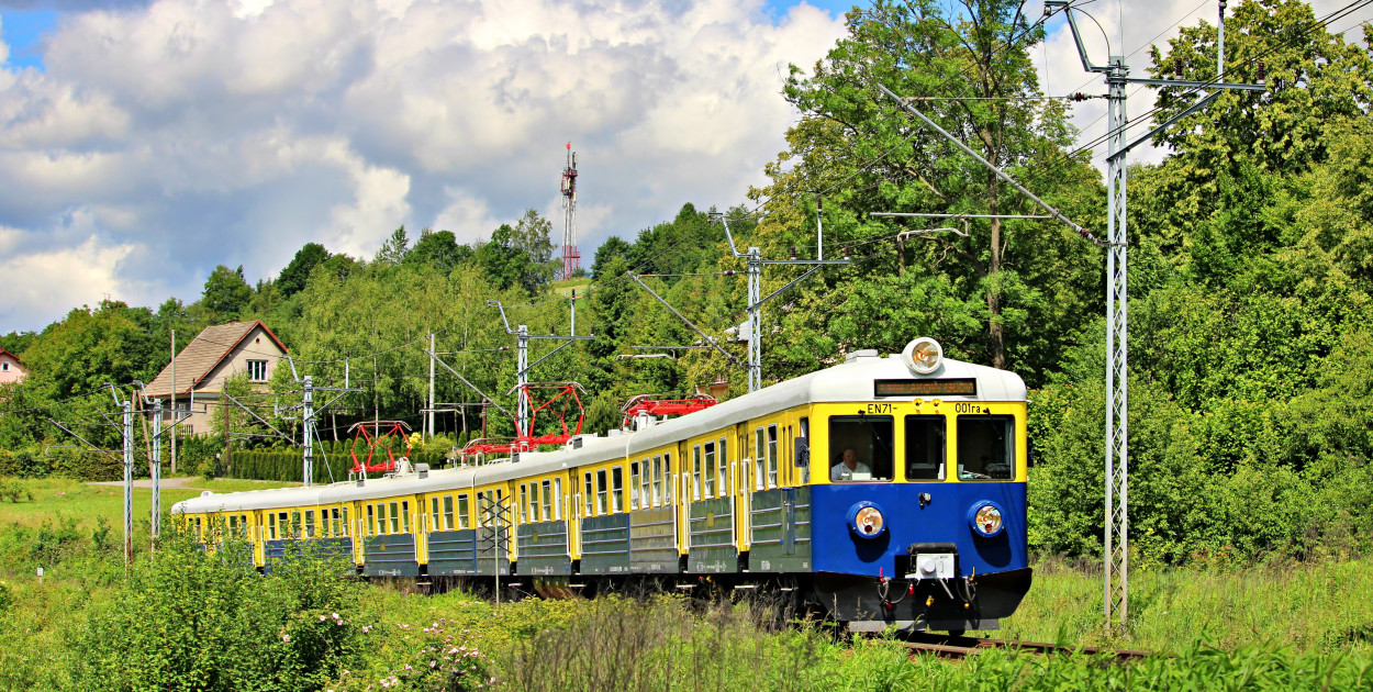 Połączenie obsłuży historyczny, żółto-niebieski skład EN71-001. Fot. Polregio