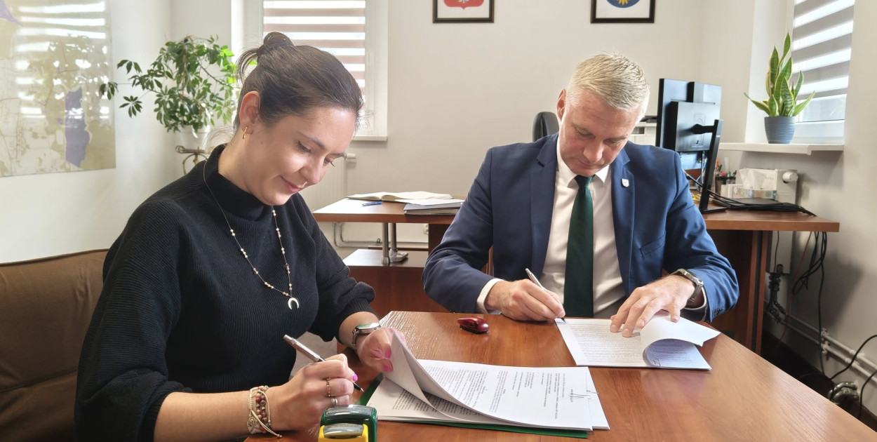 Gmina Świerklaniec podpisała umowę na budowę chodnika przy ul. Lasowickiej w Nakle Śląskim i Nowym Chechle. Fot. Archiwum UG Świerklaniec