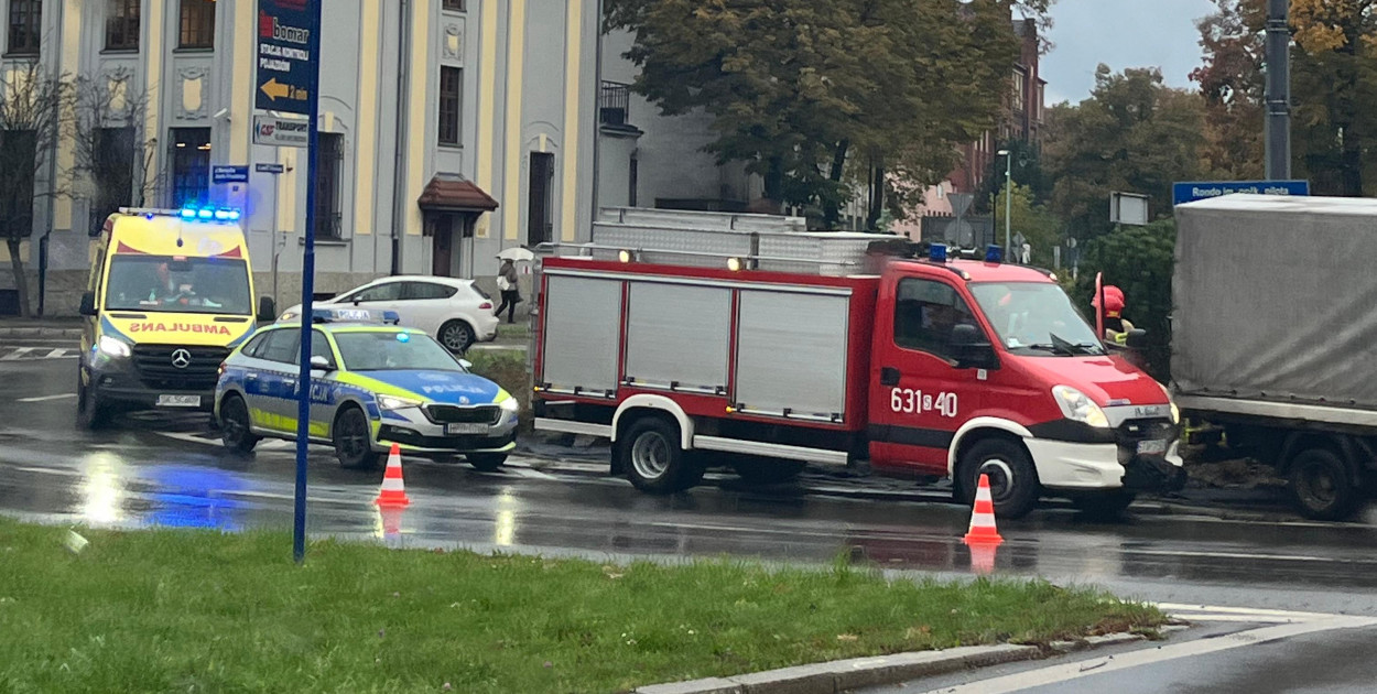 Kolizja na rondzie w Tarnowskich Górach. Fot. Rafał Biczysko